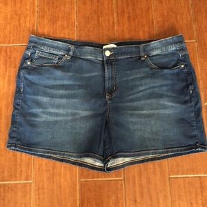 Women’s Lane Bryant Mid-Rise Girlfriend Short Flex Magic Waistband size 24